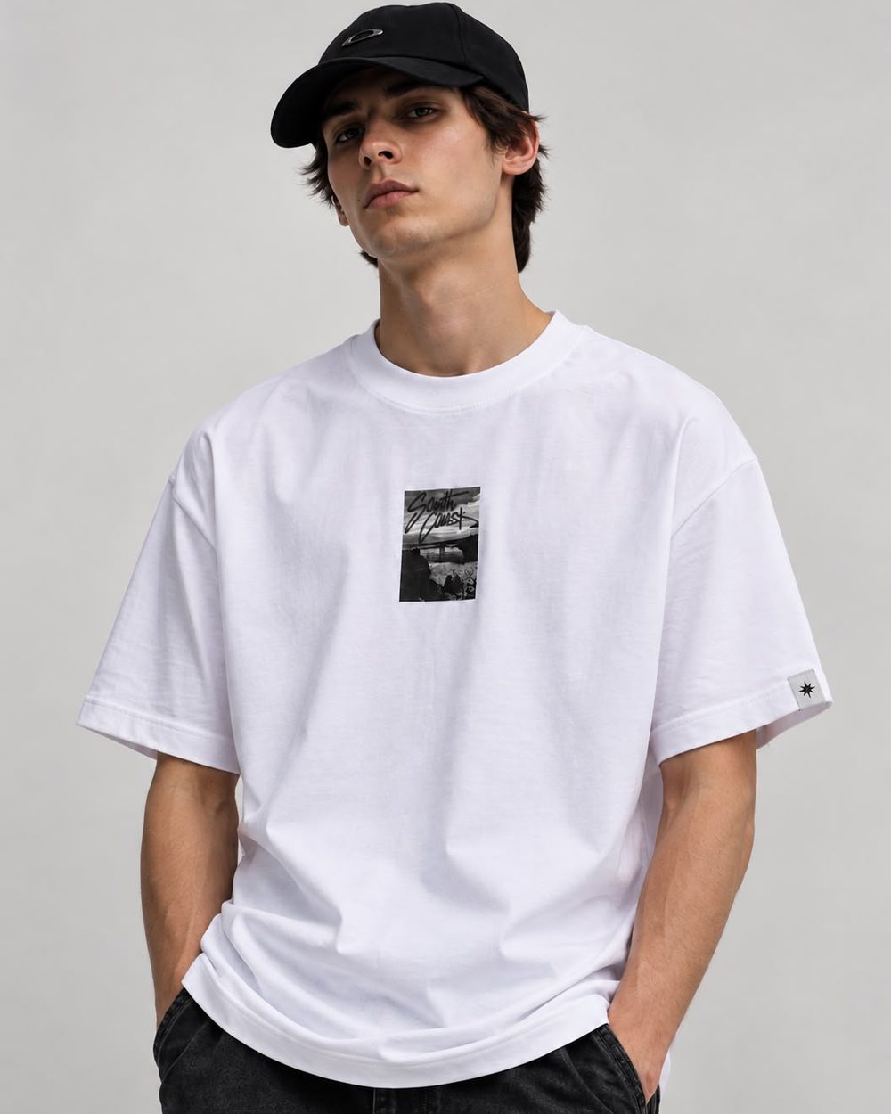 Coastal Frame Tee Bianca, indossata davanti