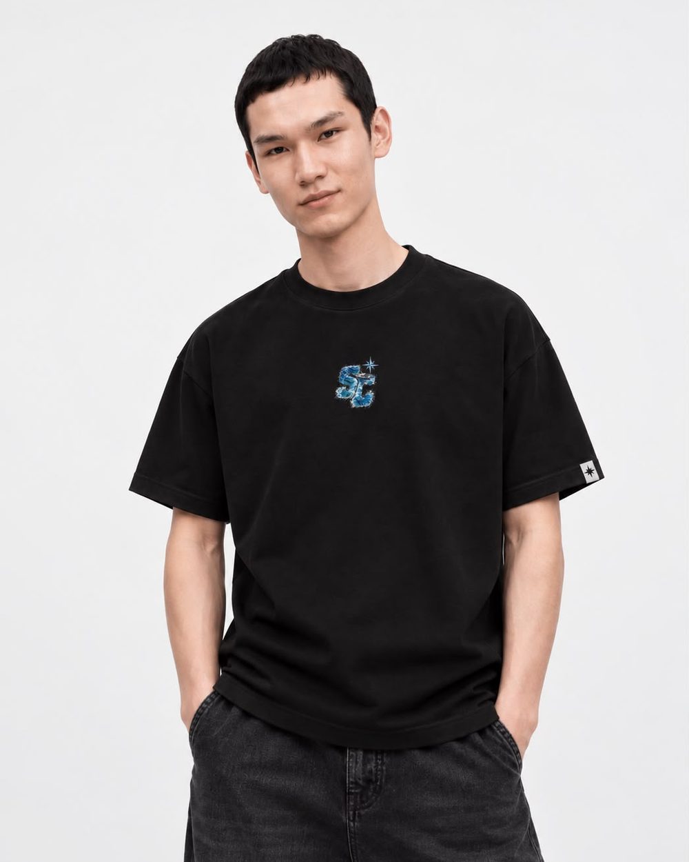 Sea Coast Tee Nera, indossata davanti