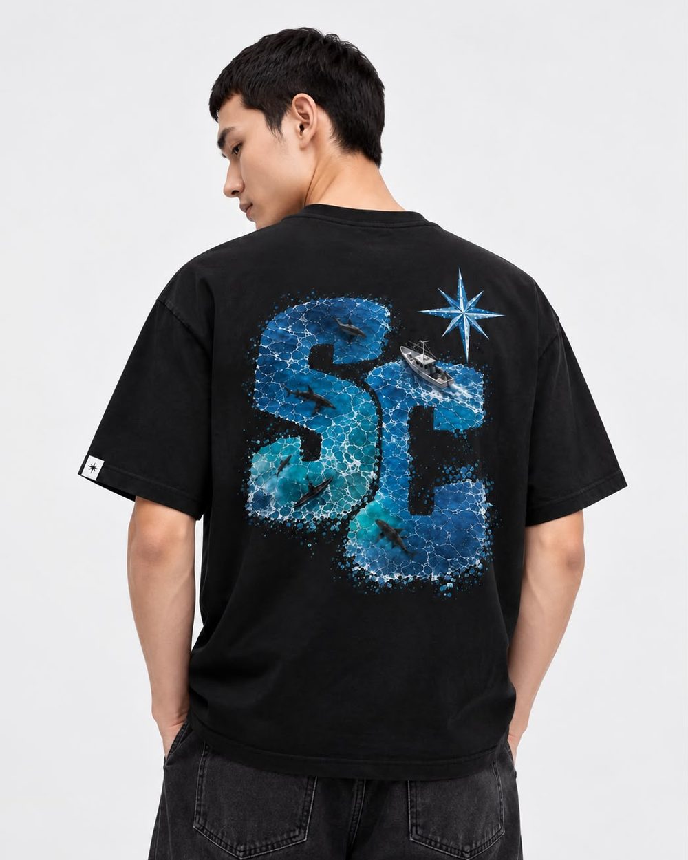 Sea Coast Tee Nera, indossata di spalle